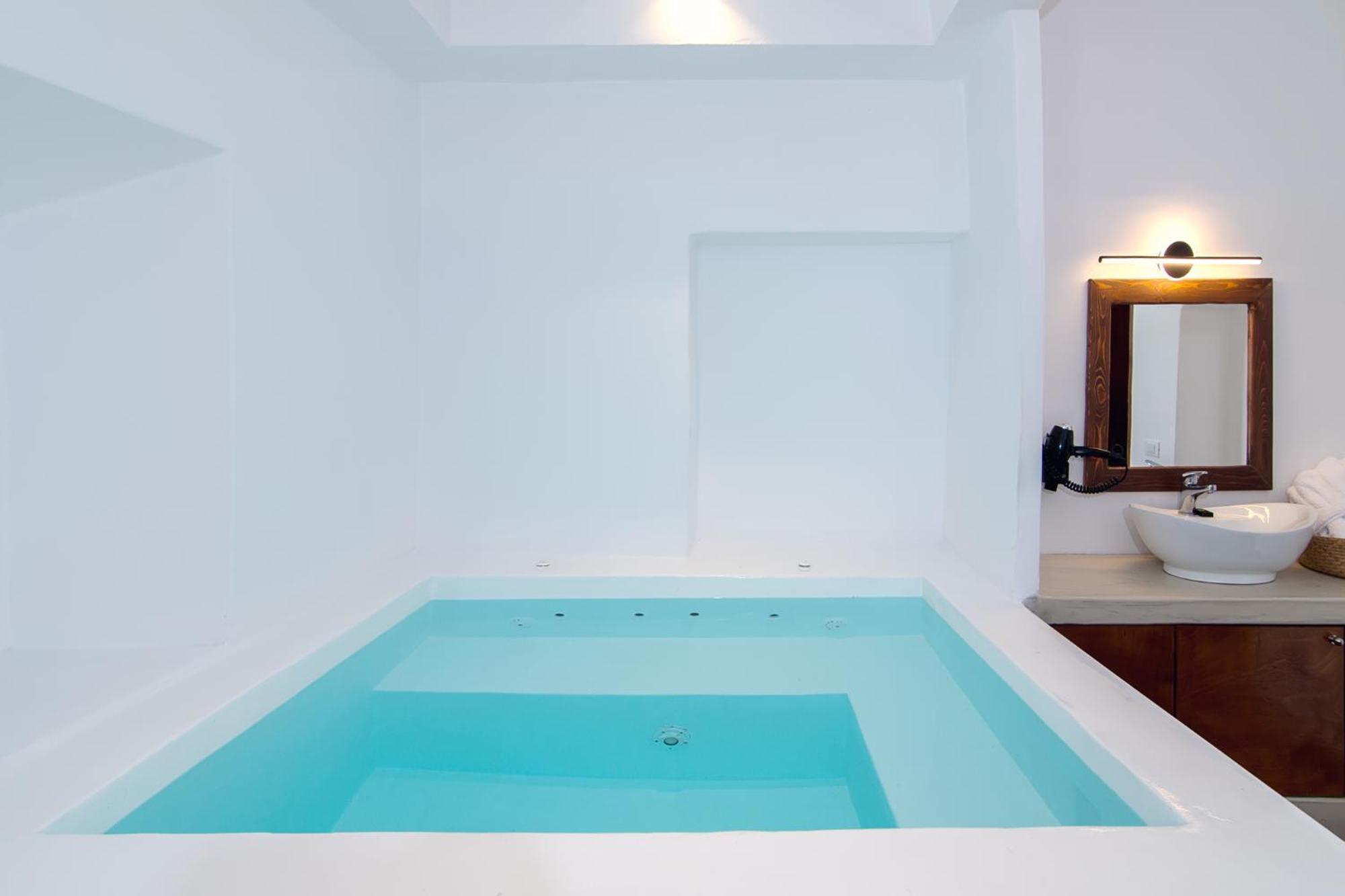 Santorini Rooftop Hot Tub With Panoramic Views Akrotírion